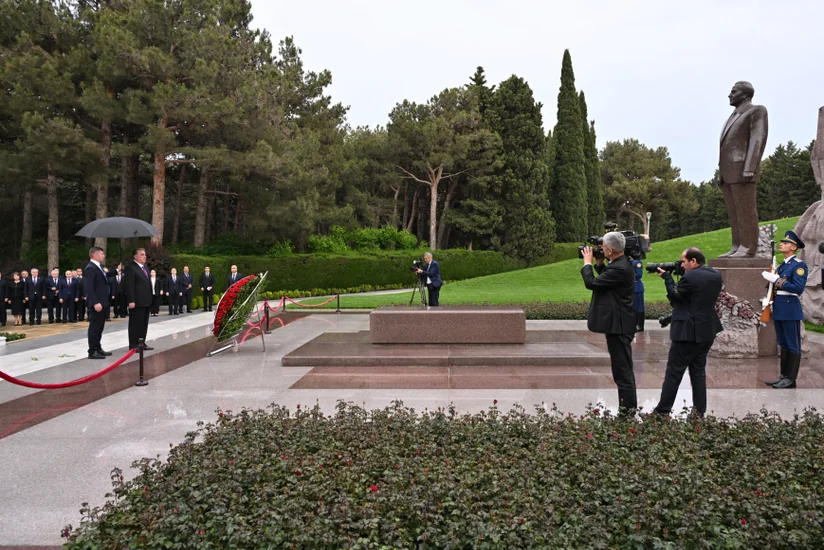 Tacikistan Prezidenti Fəxri xiyabanda Ulu Öndərin məzarını ziyarət edib