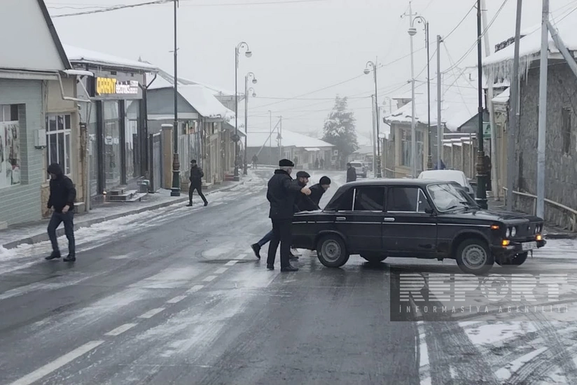 В Огузе из-за гололеда движение на дорогах ограничено