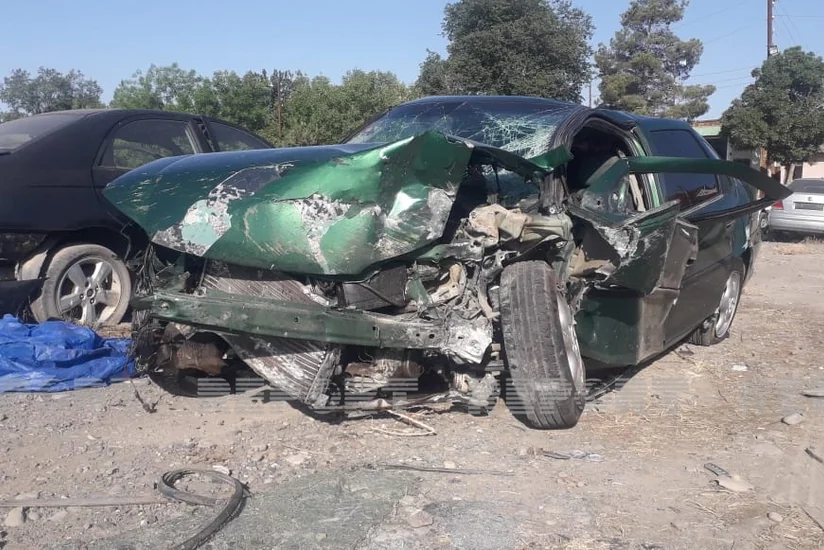 В Кюрдамире автомобиль врезался в бетонное ограждение, есть пострадавшие