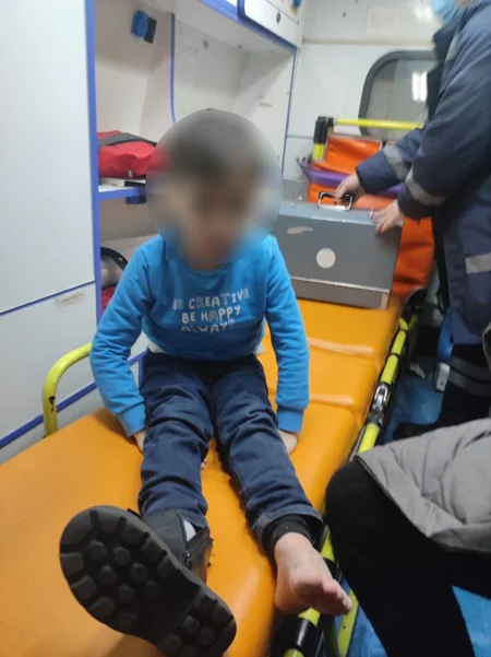На Ясамале 6-летний ребенок сломал ногу, застряв в эскалаторе в ТЦ