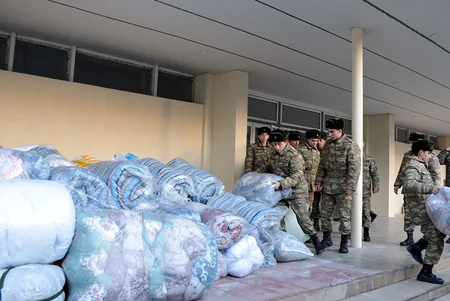 Azərbaycan hərbçiləri Türkiyəyə yardım göndərib