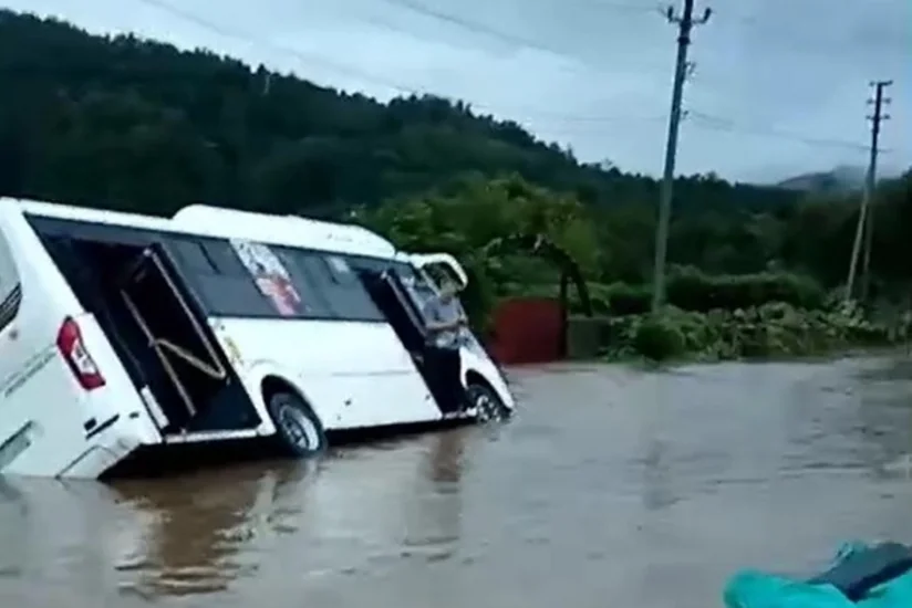 На Сахалине автобус с пассажирами оказался в воде из-за ливня