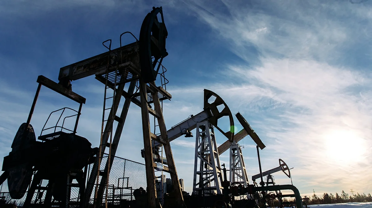 Нефть дешевеет на неопределенности вокруг спроса на сырьё