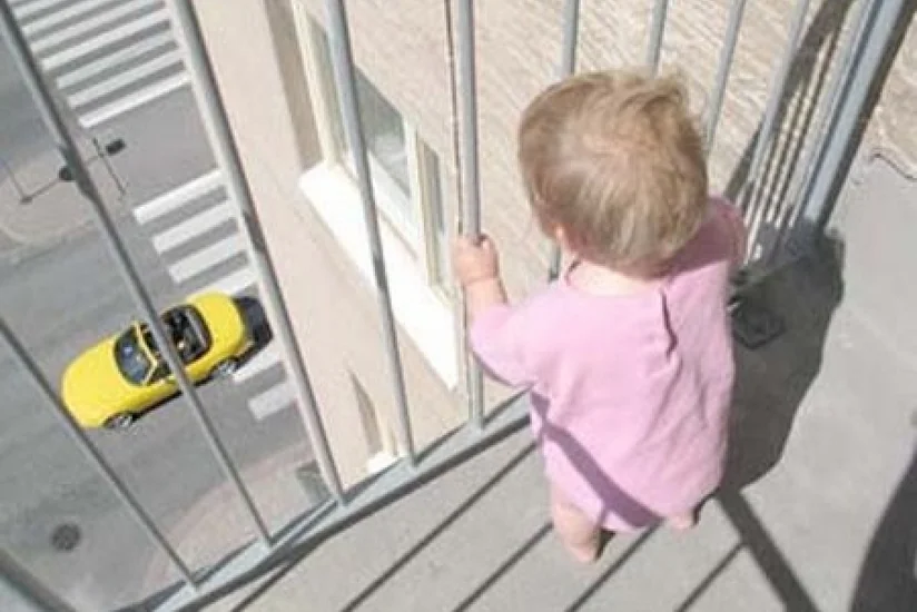 В Японии двухлетний ребенок выжил после падения с седьмого этажа