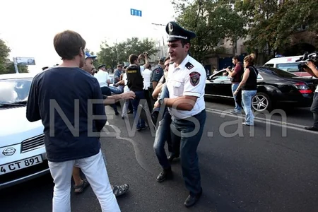 ​В Ереване между демонстрантами и полицейскими произошла стычка
