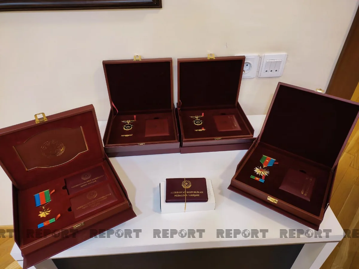 Bir qrup şəhidin təltif olunduğu orden və medallar ailəsinə təqdim edilib