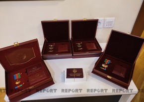 Bir qrup şəhidin təltif olunduğu orden və medallar ailəsinə təqdim edilib