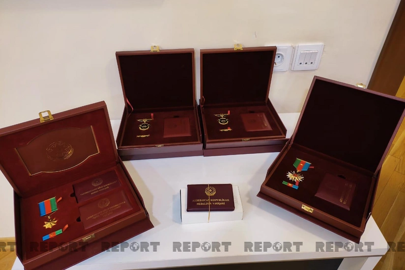 Bir qrup şəhidin təltif olunduğu orden və medallar ailəsinə təqdim edilib