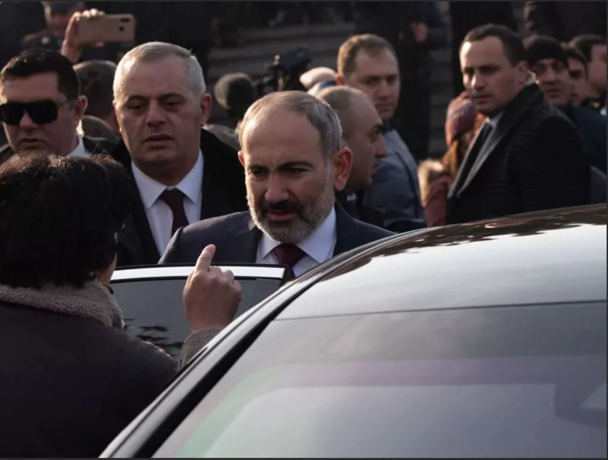 СМИ: Пашинян перекрывает улицы Еревана