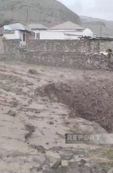 Qubanın ucqar kəndlərini sel basıb, çaylarda daşqın təhlükəsi artıb