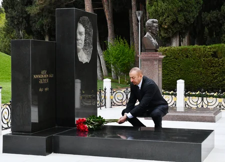 İlham Əliyev və Mehriban Əliyeva ulu öndər Heydər Əliyevin məzarını ziyarət ediblər