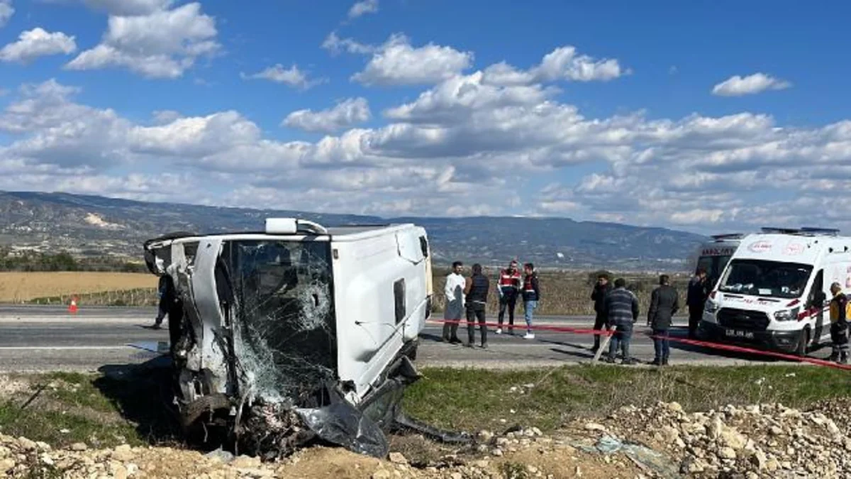 Türkiyədə iki avtomobil toqquşub, 1 nəfər ölüb, 24 nəfər yaralanıb