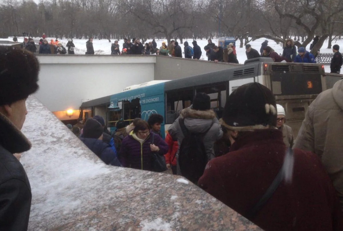 Bus hits crowd in Moscow killing 5, injuring 15 - VIDEO