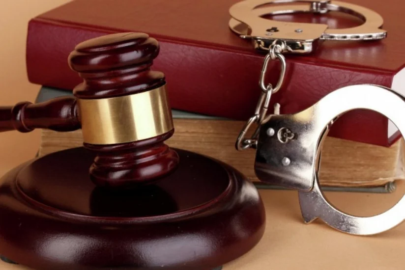 Prokuror nazirin qardaşına qarşı dələduzluq etməkdə təqsirləndirilən şəxsə cəza istəyib