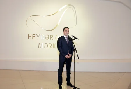 Heydər Əliyev Mərkəzində türkiyəli rəssam Devrim Erbilin sərgisi açılıb
