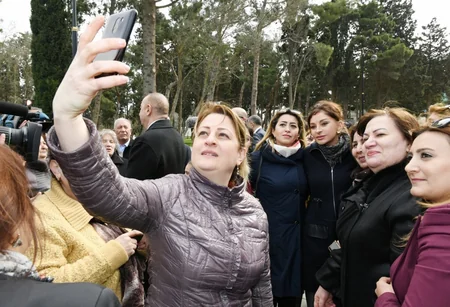 Prezident və birinci xanım Bakı sakinləri ilə görüşüb, selfi çəkdiriblər - FOTOLAR