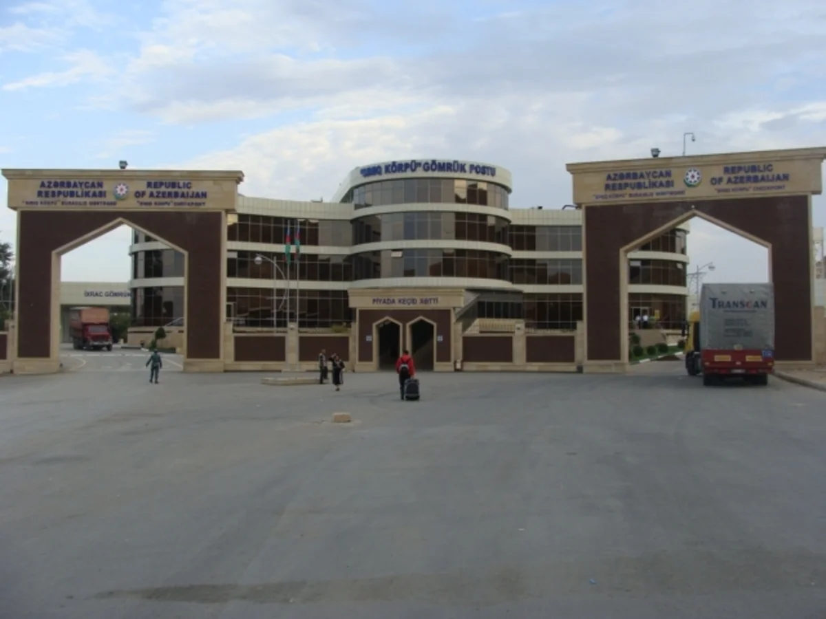 Sınıq Körpüdə kütləvi dava düşüb, gömrük işçisi döyülüb - ƏLAVƏ OLUNUB