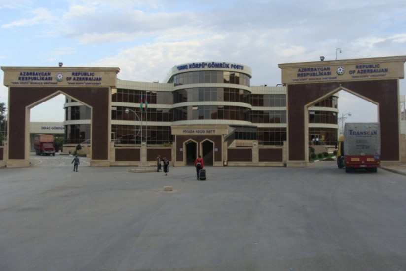 Sınıq Körpüdə kütləvi dava düşüb, gömrük işçisi döyülüb - ƏLAVƏ OLUNUB