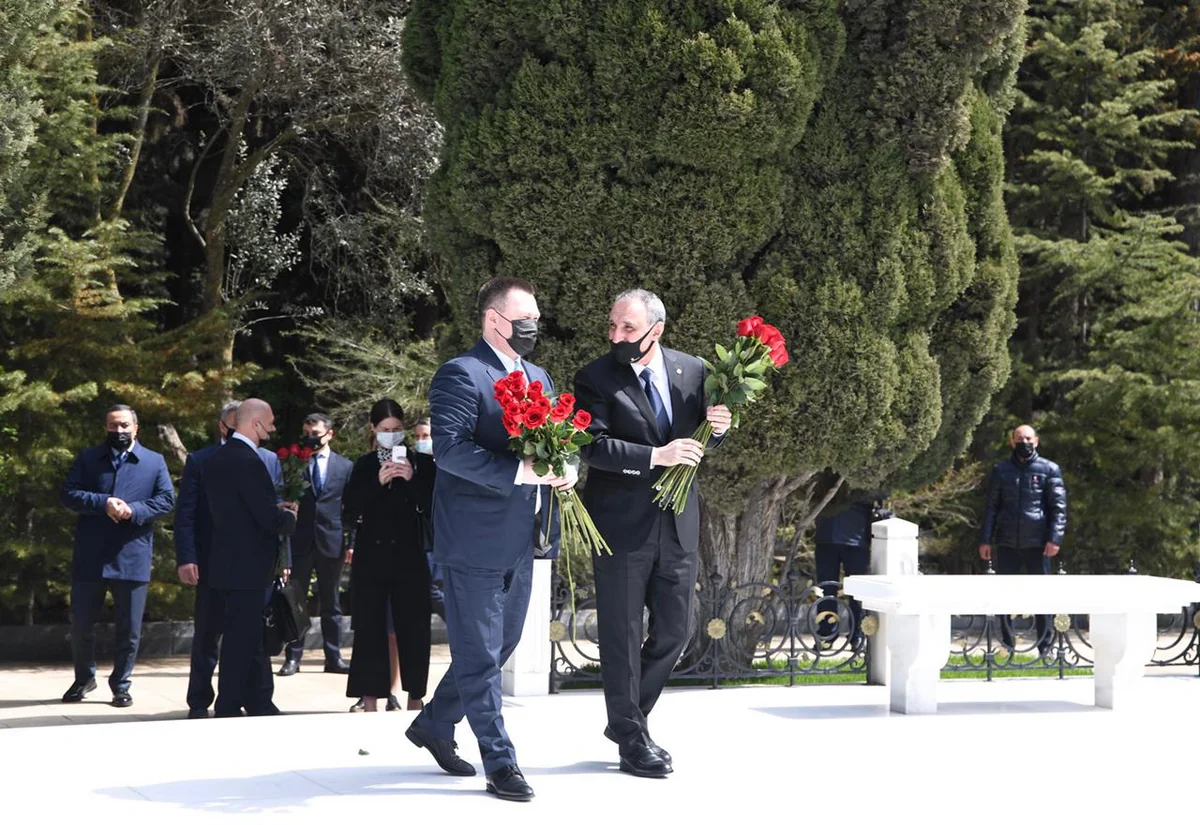 Rusiya Baş prokuroru Fəxri xiyabanı ziyarət edib