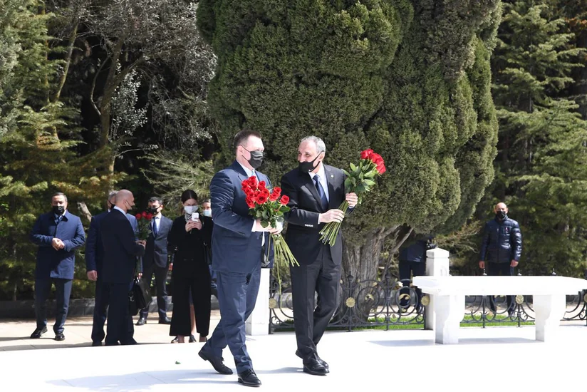 Rusiya Baş prokuroru Fəxri xiyabanı ziyarət edib