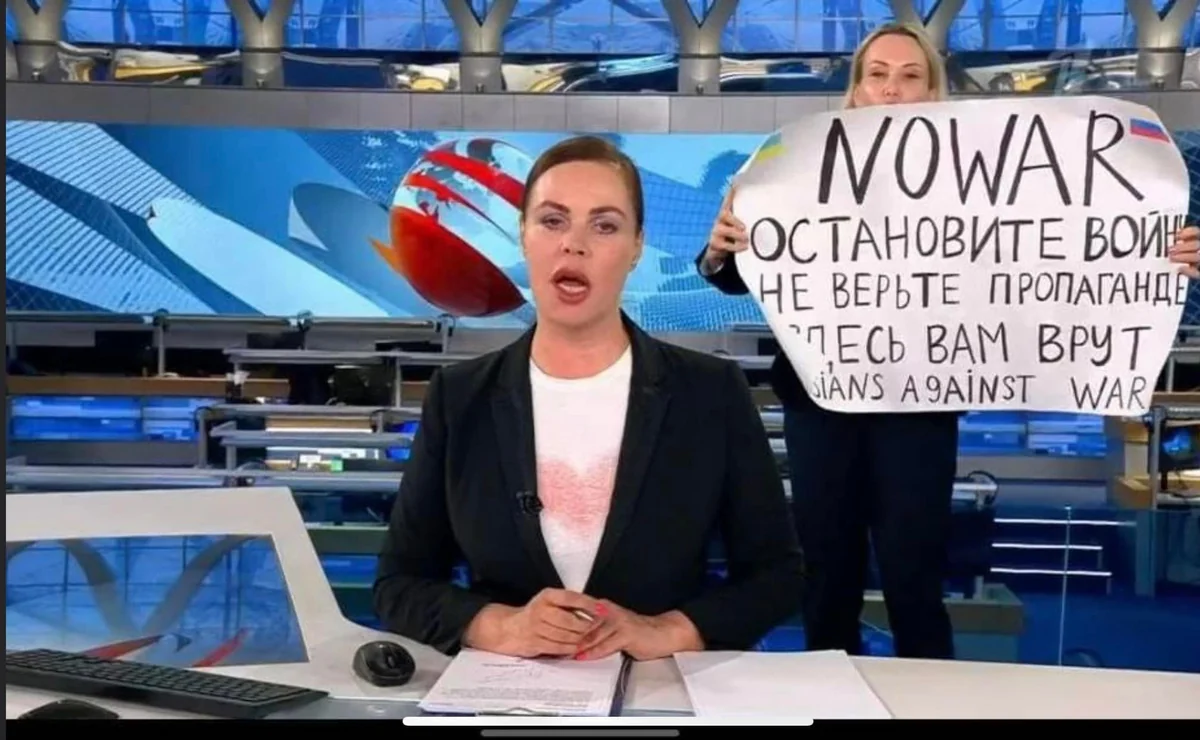 Редактор Первого канала ворвалась во время прямого эфира в студию программы Время