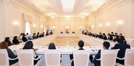 Vəzifəli şəxsin qərarına qanunsuz təsir göstərmə cinayəti ilə bağlı müzakirələr aparılıb