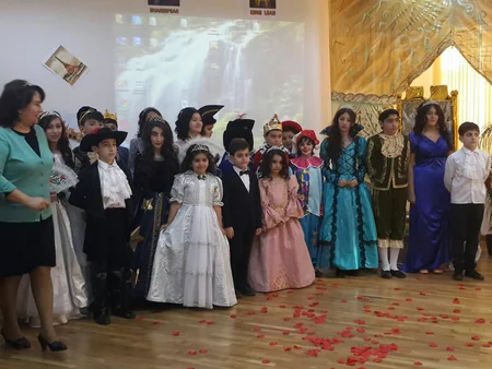 Bakı məktəbliləri Şekspirin Kral Lir əsərini ingilis dilində səhnələşdirib - FOTO
