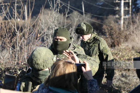 На дороге Шуша - Ханкенди продолжается акция протеста, звучит гимн Азербайджана