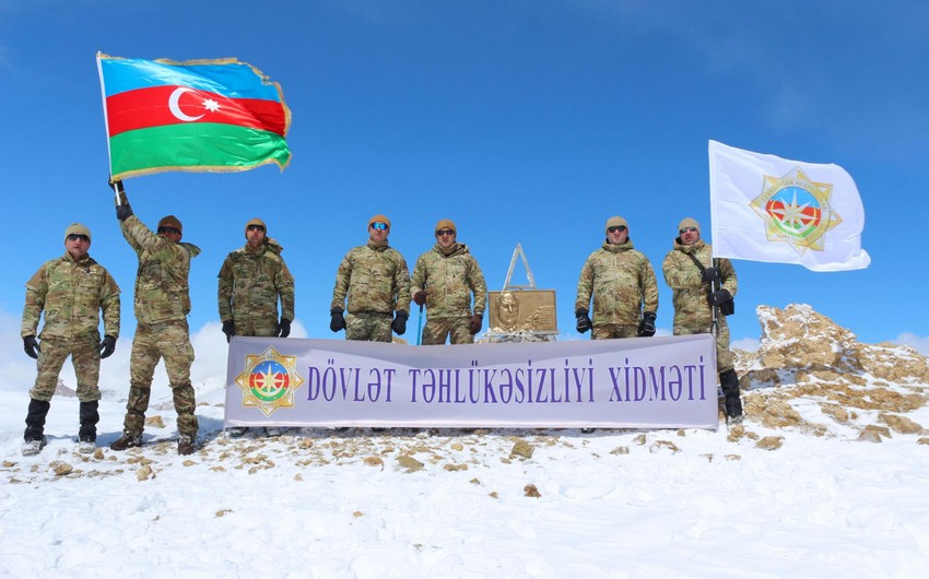 Сотрудники СГБ совершили восхождение на Пик Гейдара