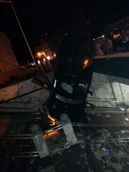 Piyada keçidinə aşan Range Rover yol təsərrüfatına 8 min manat ziyan vurub