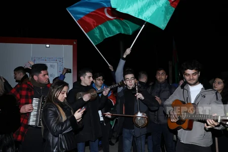 Xankəndi-Laçın yolunda aksiya iştirakçıları vətənpərvərlik ruhunda mahnılar ifa edirlər