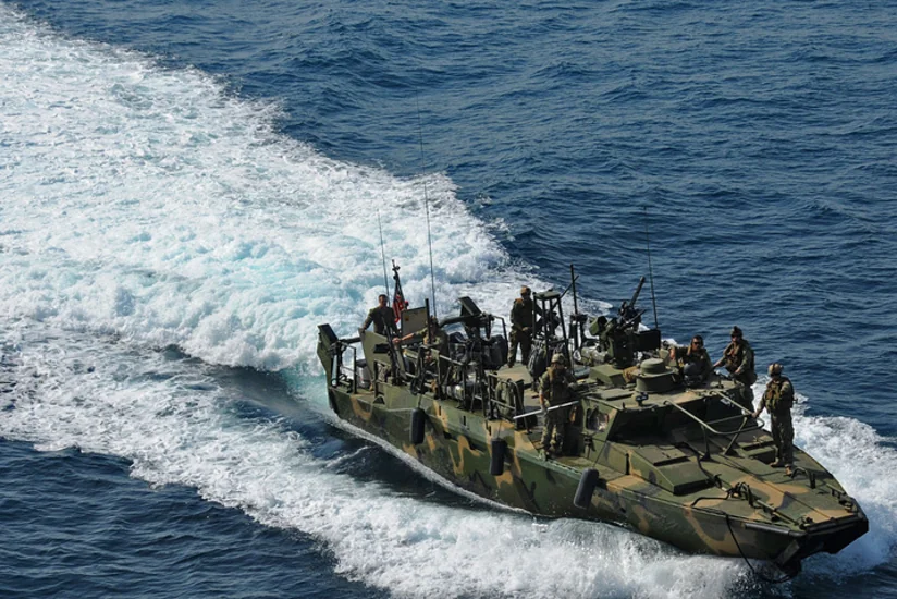 ABŞ-ın hərbi gəmisi ona yaxınlaşan İran katerlərinə xəbərdarlıq atəşi açıb