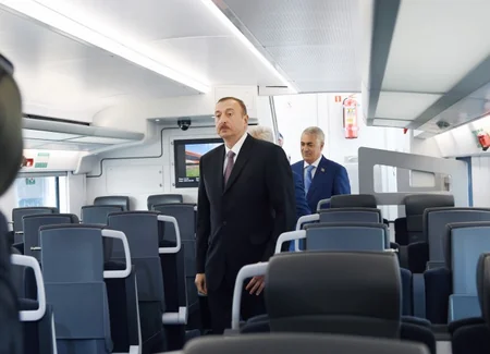 ​Prezident İlham Əliyev Bakıya gətirilən yeni elektrik qatarı ilə tanış olub