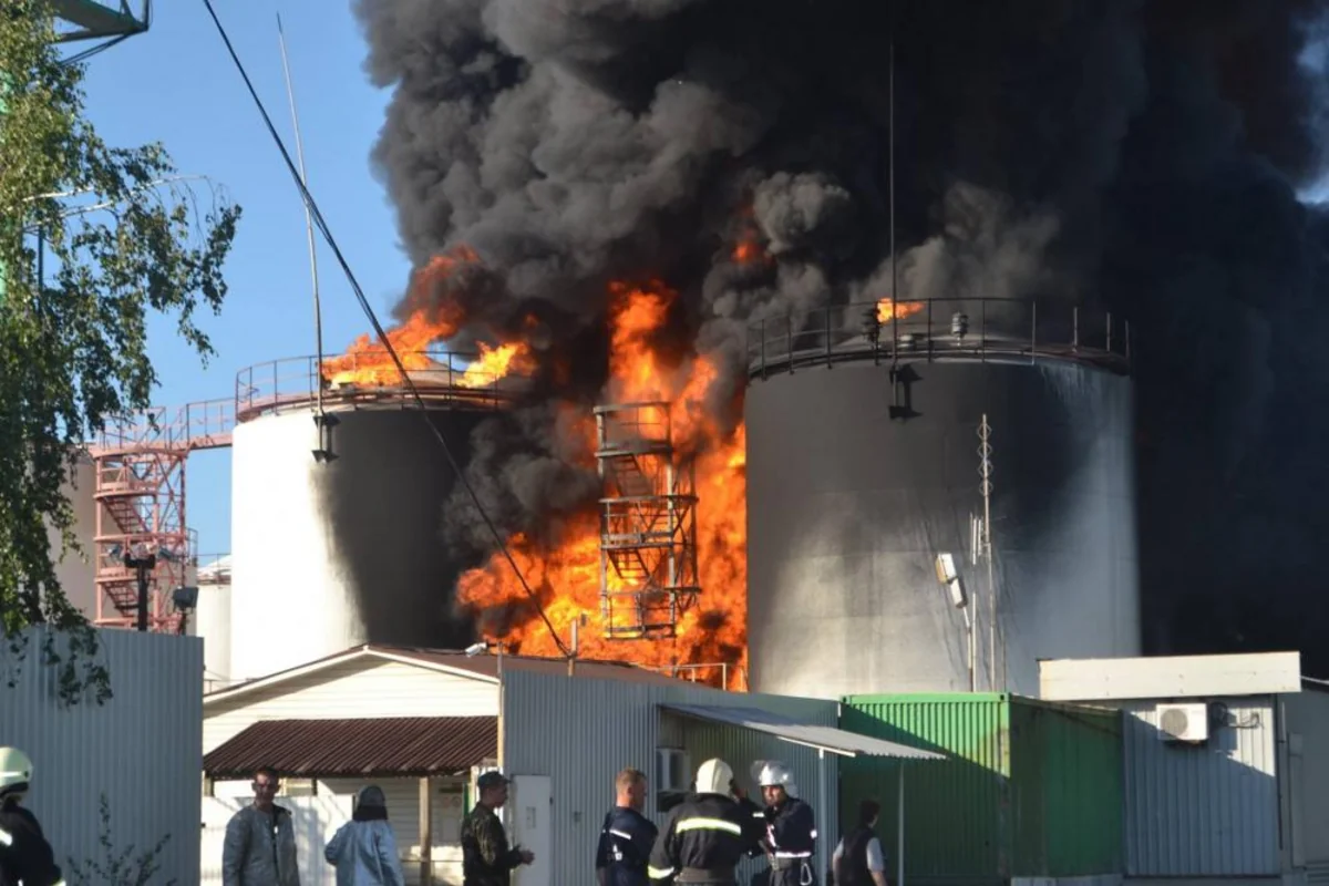 ​На юге Казахстана горит нефтебаза