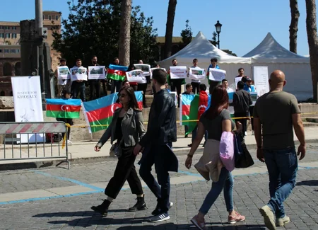 Азербайджанская молодежь провела в Риме акцию, протестуя против визита Сержа Саргсяна