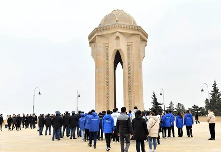 Gənclər Günü münasibətilə Fəxri Xiyaban və Şəhidlər Xiyabanı ziyarət olunub