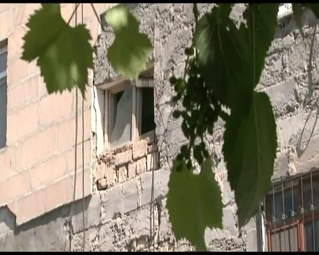 Göyçayın mərkəzində binanın fasadının daşları yerə tökülür: sakinlər təhlükə ilə üzləşib