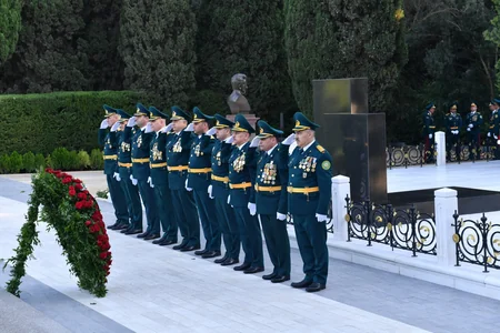 DSX rəhbərliyi Fəxri xiyaban və Şəhidlər xiyabanını ziyarət edib