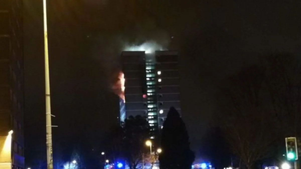 Сильный пожар произошел в высотном здании в Белфасте