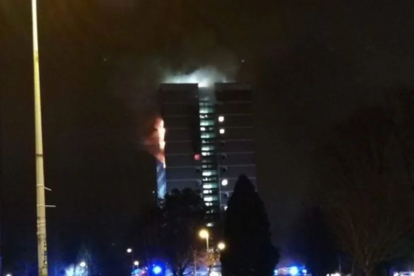 Сильный пожар произошел в высотном здании в Белфасте
