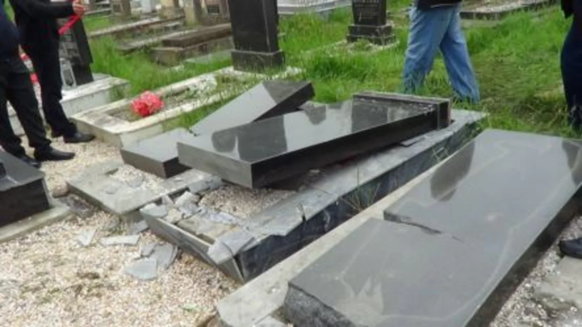 ​İmişlidə kənd qəbiristanlığında başdaşları sındırılıb