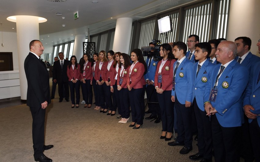 Prezident İlham Əliyev Bakı Şahmat Olimpiadasında mübarizə aparan Azərbaycan idmançıları ilə görüşüb