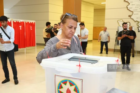 Parlament seçkiləri ilə bağlı məntəqələrdə seçici fəallığı müşahidə edilir - FOTOREPORTAJ