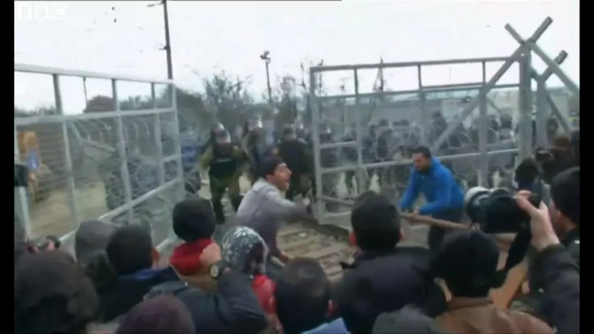 Migrants charge through Macedonia fence