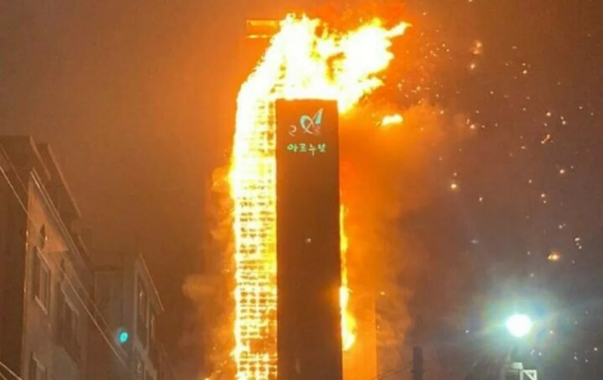В результате пожара в небоскребе в Южной Корее пострадали десятки человек
