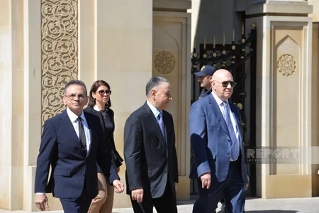 Dövlət və hökumət rəsmiləri Fəxri xiyabanı ziyarət ediblər