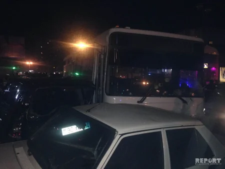 Bakıda sərnişin avtobusu qəza törədib - FOTO