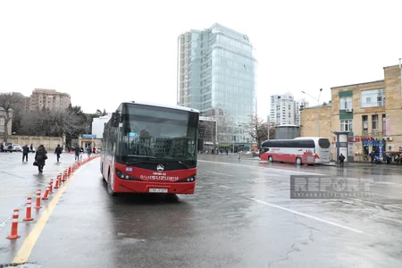 Avtomobilsiz 28 May metrostansiyası və dəmiryolu vağzalının qarşısı - FOTOREPORTAJ