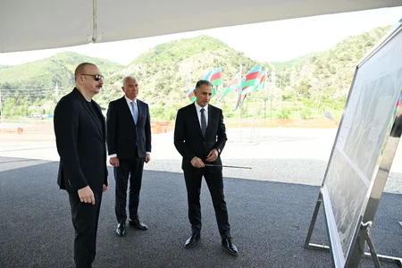 Prezident İlham Əliyev Laçın kanat yolunun təməlini qoyub