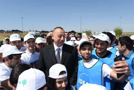 Prezident İlham Əliyev ulu öndər Heydər Əliyevin doğum gününə həsr olunan ağacəkmə aksiyasında iştirak edib - YENİLƏNİB
